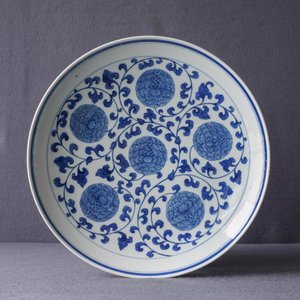 Un plat en porcelaine de Chine en bleu et blanc, marque de Jingdezhen et daté 1955 — photo 3
