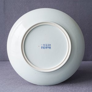 Un plat en porcelaine de Chine en bleu et blanc, marque de Jingdezhen et daté 1955 — photo 4