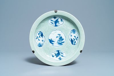 Un plat en porcelaine de Chine en bleu et blanc sur fond céladon, Qianlong