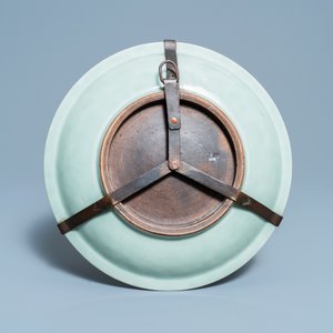 Un plat en porcelaine de Chine en bleu et blanc sur fond céladon, Qianlong — photo 2