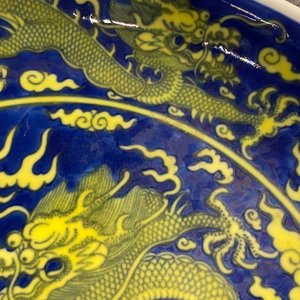Un plat en porcelaine de Chine en bleu et jaune à décor d'un dragon, marque et époque de Qianlong — photo 11