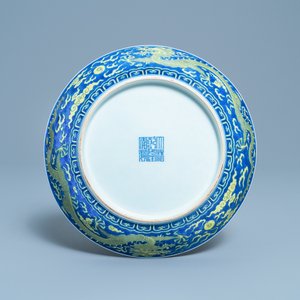 Un plat en porcelaine de Chine en bleu et jaune à décor d'un dragon, marque et époque de Qianlong — photo 2
