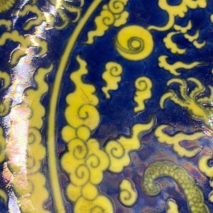 Un plat en porcelaine de Chine en bleu et jaune à décor d'un dragon, marque et époque de Qianlong — photo 10
