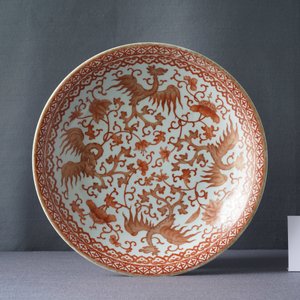 Un plat en porcelaine de Chine en rouge de fer et doré à décor de phénix, 19ème — photo 3