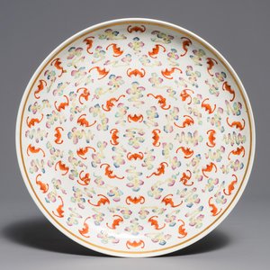 Un plat en porcelaine de Chine famille rose à décor de '100 chauve-souris', marque et époque de Guangxu — photo 1