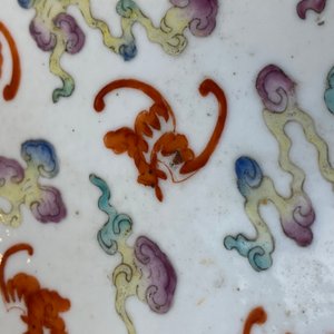 Un plat en porcelaine de Chine famille rose à décor de '100 chauve-souris', marque et époque de Guangxu — photo 11
