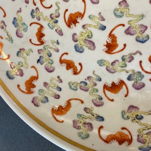 Un plat en porcelaine de Chine famille rose à décor de '100 chauve-souris', marque et époque de Guangxu — photo 15