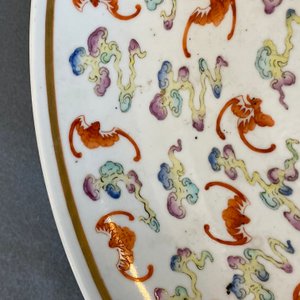 Un plat en porcelaine de Chine famille rose à décor de '100 chauve-souris', marque et époque de Guangxu — photo 5