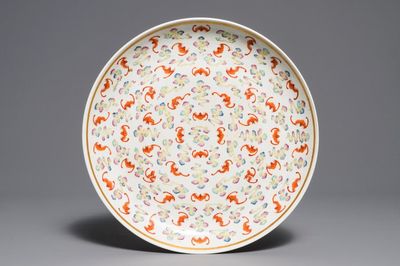 Un plat en porcelaine de Chine famille rose à décor de '100 chauve-souris', marque et époque de Guangxu