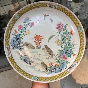 Un plat en porcelaine de Chine famille rose à décor de cailles, 19/20ème — photo 3