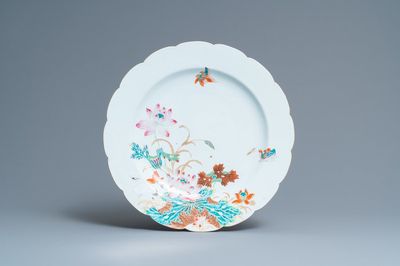 Un plat en porcelaine de Chine famille rose à décor de canards mandarins, Qianlong