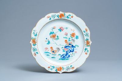 Un plat en porcelaine de Chine famille rose à décor de coqs, Yongzheng