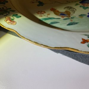 Un plat en porcelaine de Chine famille rose à décor de coqs, Yongzheng — photo 12