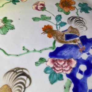 Un plat en porcelaine de Chine famille rose à décor de coqs, Yongzheng — photo 14
