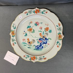 Un plat en porcelaine de Chine famille rose à décor de coqs, Yongzheng — photo 4