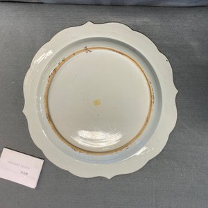 Un plat en porcelaine de Chine famille rose à décor de coqs, Yongzheng — photo 6