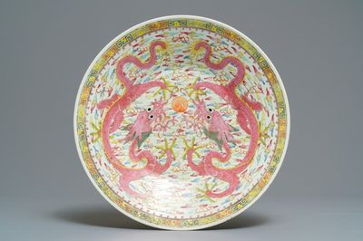 Un plat en porcelaine de Chine famille rose à décor de dragons, marque de Qianlong, 19/20ème