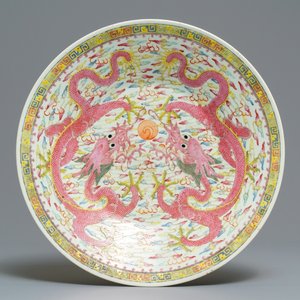 Un plat en porcelaine de Chine famille rose à décor de dragons, marque de Qianlong, 19/20ème — photo 1