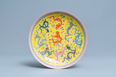Un plat en porcelaine de Chine famille rose à décor de dragons sur fond jaune, marque de Qianlong, République