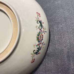 Un plat en porcelaine de Chine famille rose à décor de dragons sur fond jaune, marque de Qianlong, République — photo 13