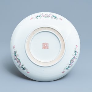 Un plat en porcelaine de Chine famille rose à décor de dragons sur fond jaune, marque de Qianlong, République — photo 2