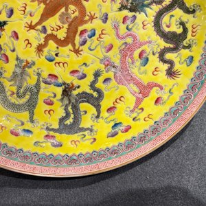 Un plat en porcelaine de Chine famille rose à décor de dragons sur fond jaune, marque de Qianlong, République — photo 7
