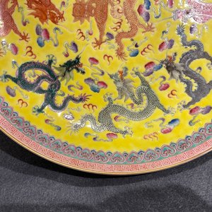 Un plat en porcelaine de Chine famille rose à décor de dragons sur fond jaune, marque de Qianlong, République — photo 8