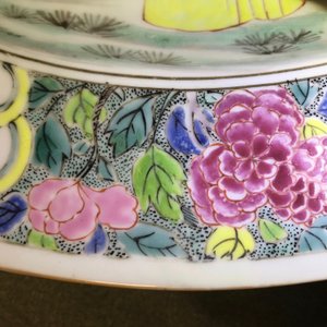 Un plat en porcelaine de Chine famille rose à décor de figures dans un jardin, Yongzheng — photo 14