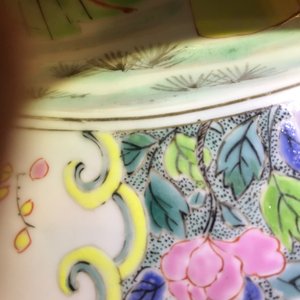 Un plat en porcelaine de Chine famille rose à décor de figures dans un jardin, Yongzheng — photo 19