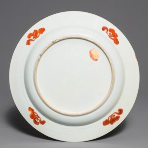 Un plat en porcelaine de Chine famille rose à décor de figures dans un jardin, Yongzheng — photo 2