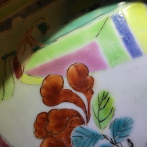 Un plat en porcelaine de Chine famille rose à décor de figures dans un jardin, Yongzheng — photo 8