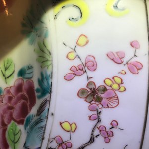 Un plat en porcelaine de Chine famille rose à décor de figures dans un jardin, Yongzheng — photo 9