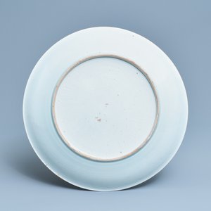 Un plat en porcelaine de Chine famille rose à décor de figures dans un paysage, Yongzheng — photo 2