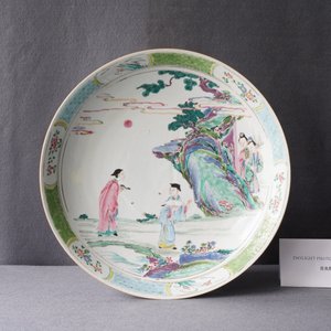 Un plat en porcelaine de Chine famille rose à décor de figures dans un paysage, Yongzheng — photo 3