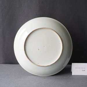 Un plat en porcelaine de Chine famille rose à décor de figures dans un paysage, Yongzheng — photo 4