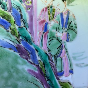Un plat en porcelaine de Chine famille rose à décor de figures dans un paysage, Yongzheng — photo 5