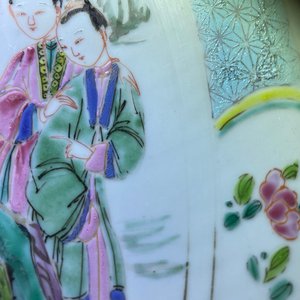 Un plat en porcelaine de Chine famille rose à décor de figures dans un paysage, Yongzheng — photo 6
