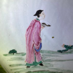 Un plat en porcelaine de Chine famille rose à décor de figures dans un paysage, Yongzheng — photo 10