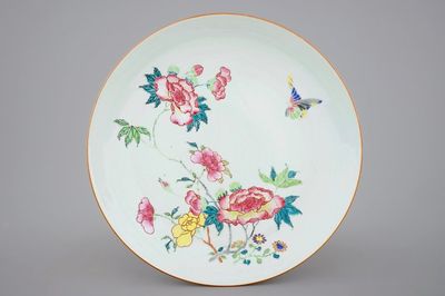 Un plat en porcelaine de Chine famille rose à décor de fleurs et papillons, Yongzheng, 1723-1735