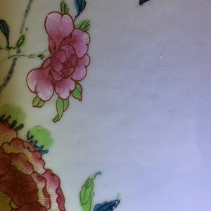Un plat en porcelaine de Chine famille rose à décor de fleurs et papillons, Yongzheng, 1723-1735 — photo 5