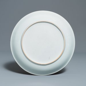 Un plat en porcelaine de Chine famille rose à décor de guerriers équestres, Qianlong — photo 2