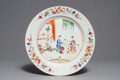 Un plat en porcelaine de Chine famille rose à décor de musiciennes, Qianlong