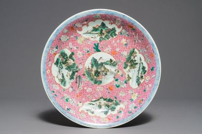 Un plat en porcelaine de Chine famille rose à décor de paysages, marque de Qianlong, Chine, République, début du 20ème