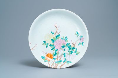 Un plat en porcelaine de Chine famille rose à décor de pivoines, République