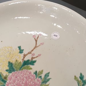Un plat en porcelaine de Chine famille rose à décor de pivoines, République — photo 11