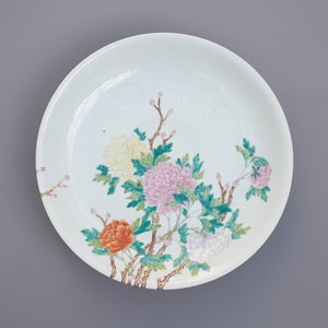 Un plat en porcelaine de Chine famille rose à décor de pivoines, République — photo 3