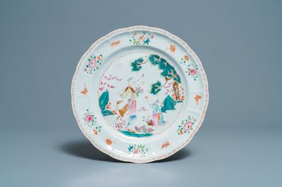 Un plat en porcelaine de Chine famille rose à décor de Xiwangmu, Qianlong