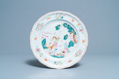Un plat en porcelaine de Chine famille rose à décor de Xiwangmu, Qianlong