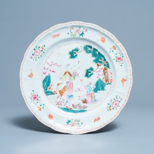 Un plat en porcelaine de Chine famille rose à décor de Xiwangmu, Qianlong — photo 1
