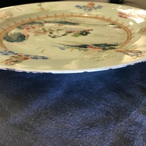 Un plat en porcelaine de Chine famille rose à décor des 'Huits Immortels' et un paysage, Qianlong — photo 15